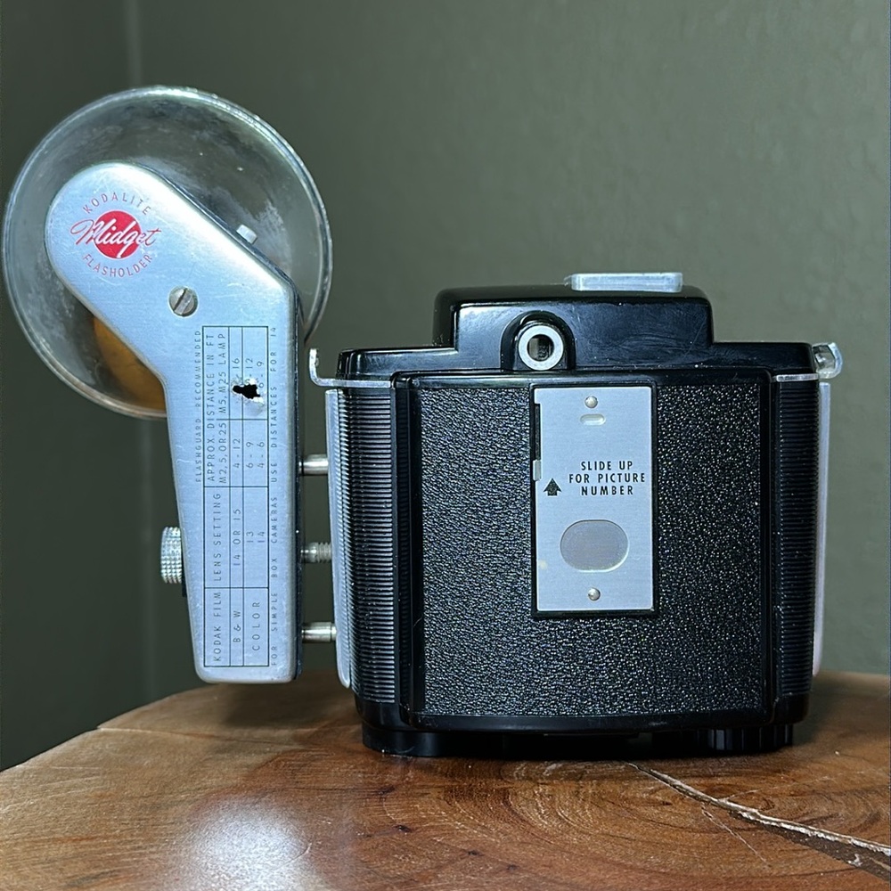 KODAK Brownie Twin 20 with Flash - Picture 5 of 16